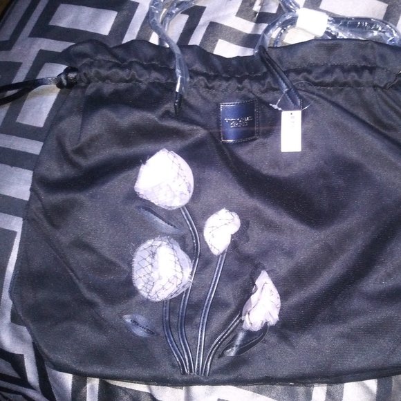 Victoria's Secret Handbags - Vitoria's Secret "Love Vitoria" Tote Bag NWT